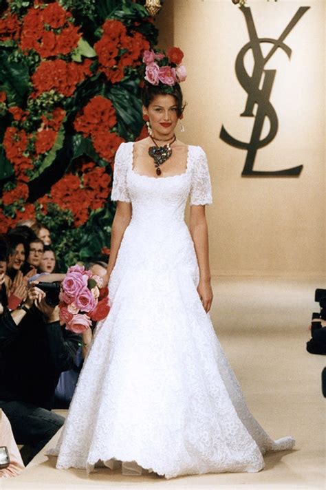 Yves Saint Laurent: 17 wedding dresses da ispirazione 